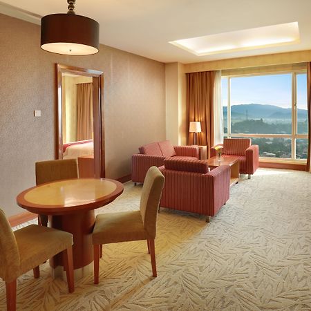 Swiss-Belhotel Maleosan Manado Exterior foto