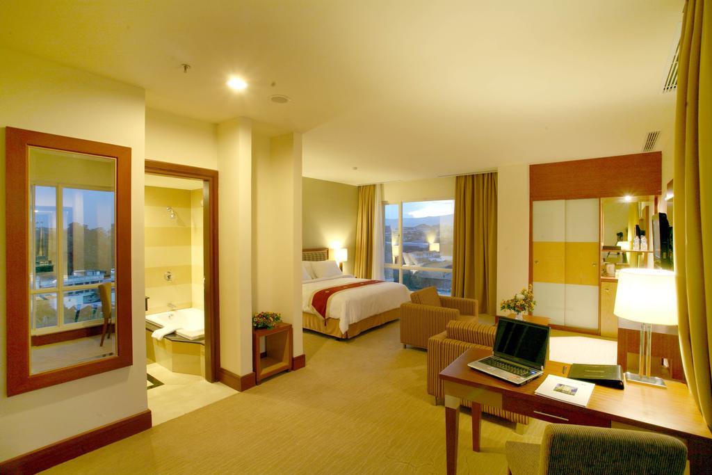 Swiss-Belhotel Maleosan Manado Exterior foto